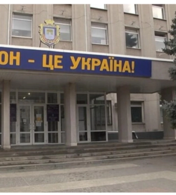 «Атмосфера неймовірна». Дмитро Комаров приїхав у звільнений Херсон та з людьми вийшов на мітинг на підтримку України