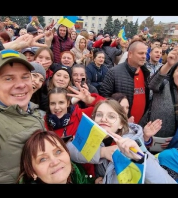 «Атмосфера неймовірна». Дмитро Комаров приїхав у звільнений Херсон та з людьми вийшов на мітинг на підтримку України