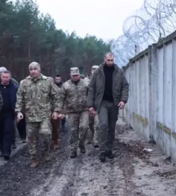 Залізобетонний паркан з колючим дротом: з’явилося відео будівництва стіни на кордоні з білоруссю