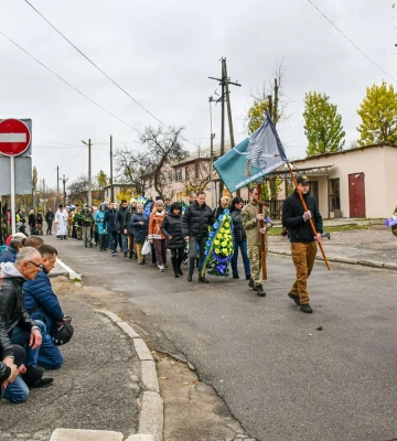 Люди стояли на колінах. На Дніпропетровщині провели в останню путь 26-річного Героя (Фото)