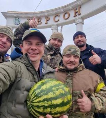 «Атмосфера неймовірна». Дмитро Комаров приїхав у звільнений Херсон та з людьми вийшов на мітинг на підтримку України
