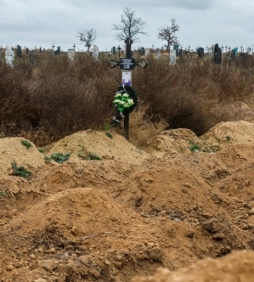 На кладовищі у Херсоні кореспонденти Радіо Свободи виявили сліди ймовірних масових поховань 