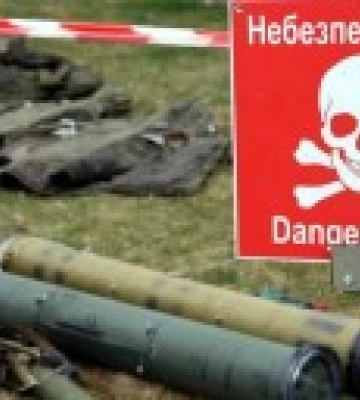Херсонська область: легковий автомобіль підірвався на міні, четверо осіб постраждали, серед яких дитина