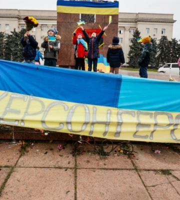 Херсон після визволення ЗСУ: святкування, знищений аеропорт та підірваний Антонівський міст (фотосвідчення)