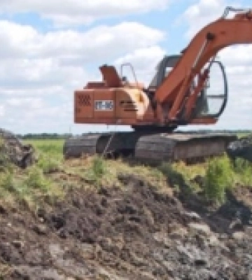 У Рівненській громаді розпочали роботи з водовідведення, де підтоплювало будинки