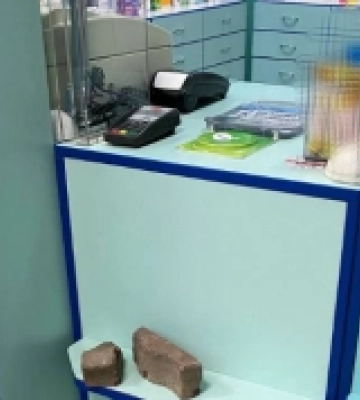 Помста за високі ціни на ліки: у Рівному хуліган потрощив вітрину аптеки