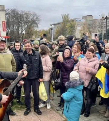 Відомий артист із Запоріжжя заспівав у Херсоні та присвятив цьому місту вірш