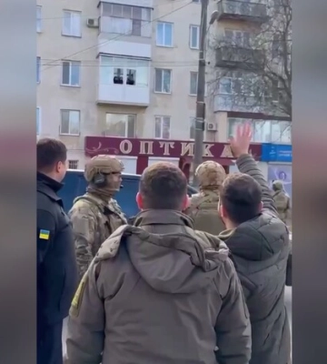 Зворушливі кадри із Херсона. Люди з балкона вітають Зеленського