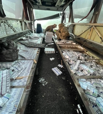 В автобусі з паломниками на Закарпатті митники виявили сигарети на 6 млн грн