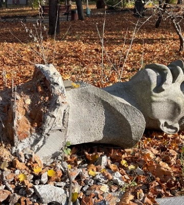 В Одессе снесли бюст Горького