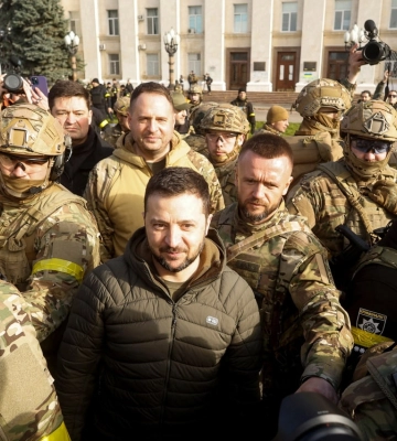 Зеленський відвідав визволений Херсон – Reuters