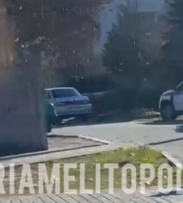 В Мелитополе полицаи и ФСБшники окружили памятник (видео)