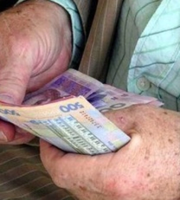 Відразу на кілька місяців: деяким українцям виплатять пенсії позачергово