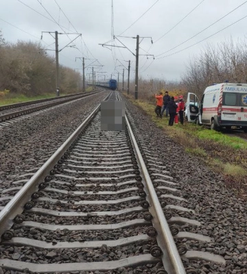Потяг Дніпро-Львів смертельно травмував чоловіка, який вийшов на колію і зупинився