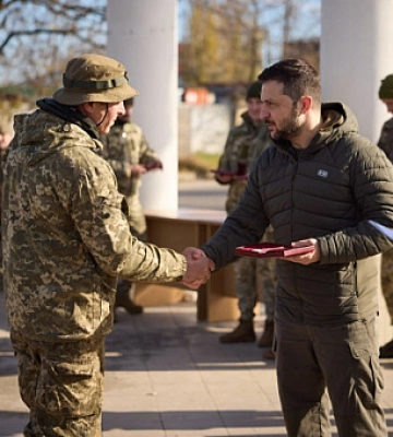 Зеленський у Херсоні нагородив захисників