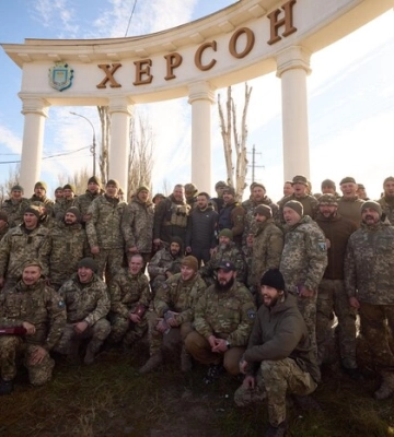 Історичні кадри. Зеленський нагородив захисників у Херсоні 