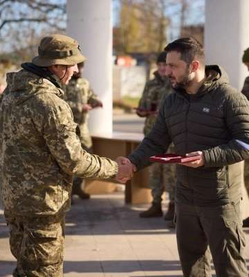 Зеленский в Херсоне наградил защитников