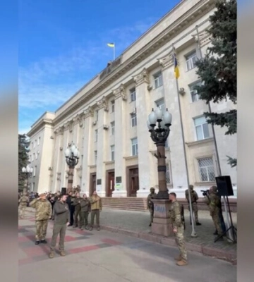 Зеленский посетил официальное поднятие государственного флага в Херсоне (видео)