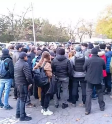 «Приберіть недієву бюрократію». Журналісти вимагають повернути акредитацію, відібрану через репортажі у Херсоні