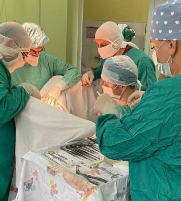Хірурги львівського «Охматдиту» 8 годин оперували дівчинку з важкою  вадою сечостатевої системи