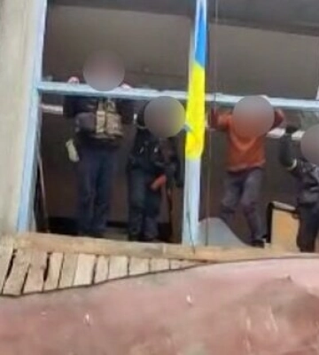 У визволеному Бериславі над відділом поліції замайорів прапор України. ФОТОрепортаж