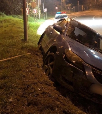 П’яний водій у Львові зніс дорожній знак і перекинув авто