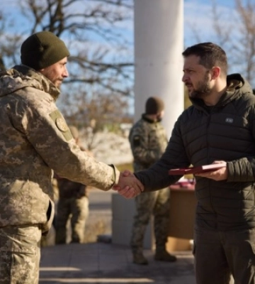 Зеленський вручив державні нагороди військовим, які відзначилися під час звільнення Херсона та області - фото