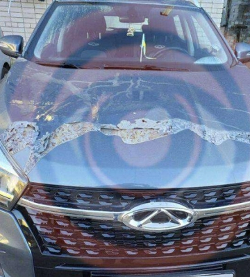 У Дніпрі невідомі кислотою облили 10 припаркованих автівок