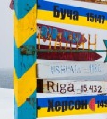 Около украинской полярной станции «Академик Вернадский» установлены указатели на Херсон и Бучу
