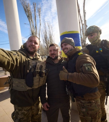 Зеленський вручив державні нагороди військовим, які відзначилися під час звільнення Херсона та області - фото