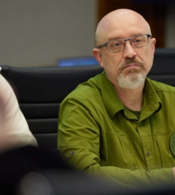 Резніков у Чорнобаївці сфотографувався на фоні промовистої вивіски