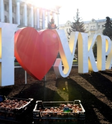 У центрі Києва висаджують 125 тисяч тюльпанів, подарованих Королівством Нідерланди 