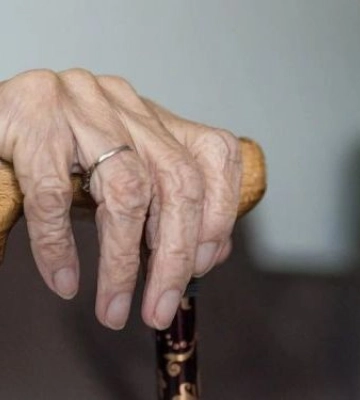 У Запоріжжі серед білого дня напали на пенсіонерку, яка поверталася з магазину