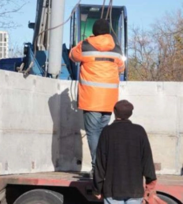 На житловому масиві Перемога у Дніпрі встановлюють нові бетонні захисні споруди