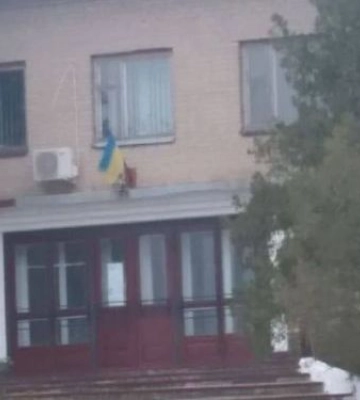 В центрі окупованого села Запорізької області вивісили український прапор - фото