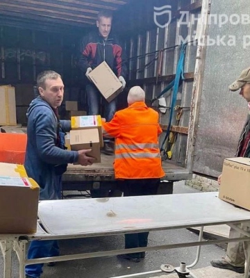 Волонтери Дніпра відправила військовим та цивільному населенню кілька великих гуманітарних вантажів
