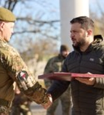 Президент нагородив розвідника, який встановив український прапор у Снігурівці