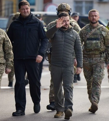 Президент наградил разведчика, установившего украинский флаг в Снегиревке
