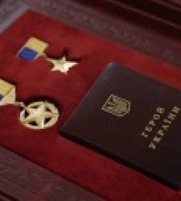 Зеленский присвоил звание Героя разведчику, поднявшему флаг в Снегиревке Зеленский присвоил звание Героя разведчику, поднявшему флаг в Снегиревке