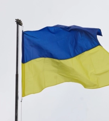 Український прапор підняли на флагшток, який херсонці сховали і зберегли під час окупації