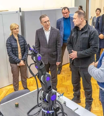 Фізтехівці ДНУ показали міністру свої розробки — унікальні надлегкі ракети