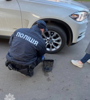 На Закарпатті патрульні допомогли жінці у скрутній ситуації