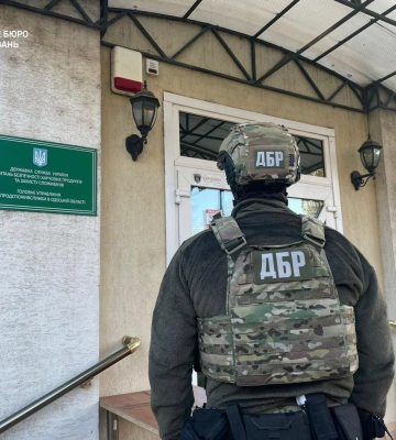Посадовці на Одещині брали хабарі від експортерів &quot;зернового коридору&quot;, - ДБР. ФОТОрепортаж