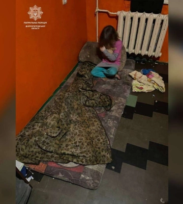 Голодные, избитые и спят на полу: в Днепре шестерых детей забрали в больницу от горе-родителей