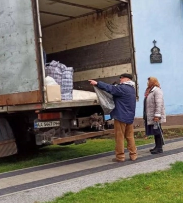 На Житомирщине верующие УПЦ передали помощь в гуманитарный штаб