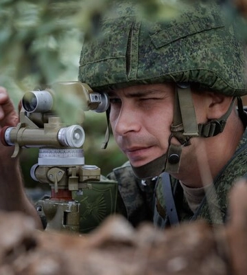 Оккупанты размещают военную технику на территории школ и больниц в Запорожской области
