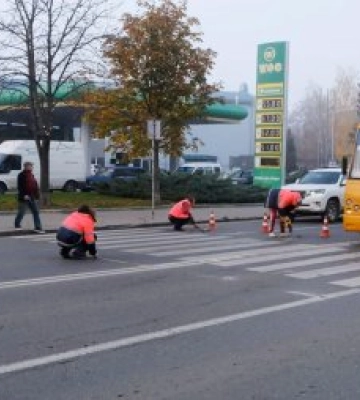 Спеціальні світловідбивні елементи встановлюють в Ужгороді на пішохідних переходах у місцях, де найбільш інтенсивний рух&amp;hellip;