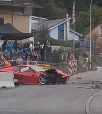 Культовый суперкар Ferrari 80-х разбили на ровном месте (видео)