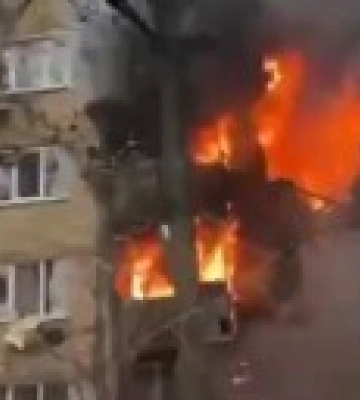 Ракетная атака на Киев: в ОП показали охваченный огнем жилой дом