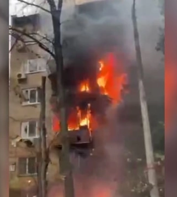 Наслідки російського обстрілу: ОП опублікував відео пожежі п’ятиповерхівки у Києві